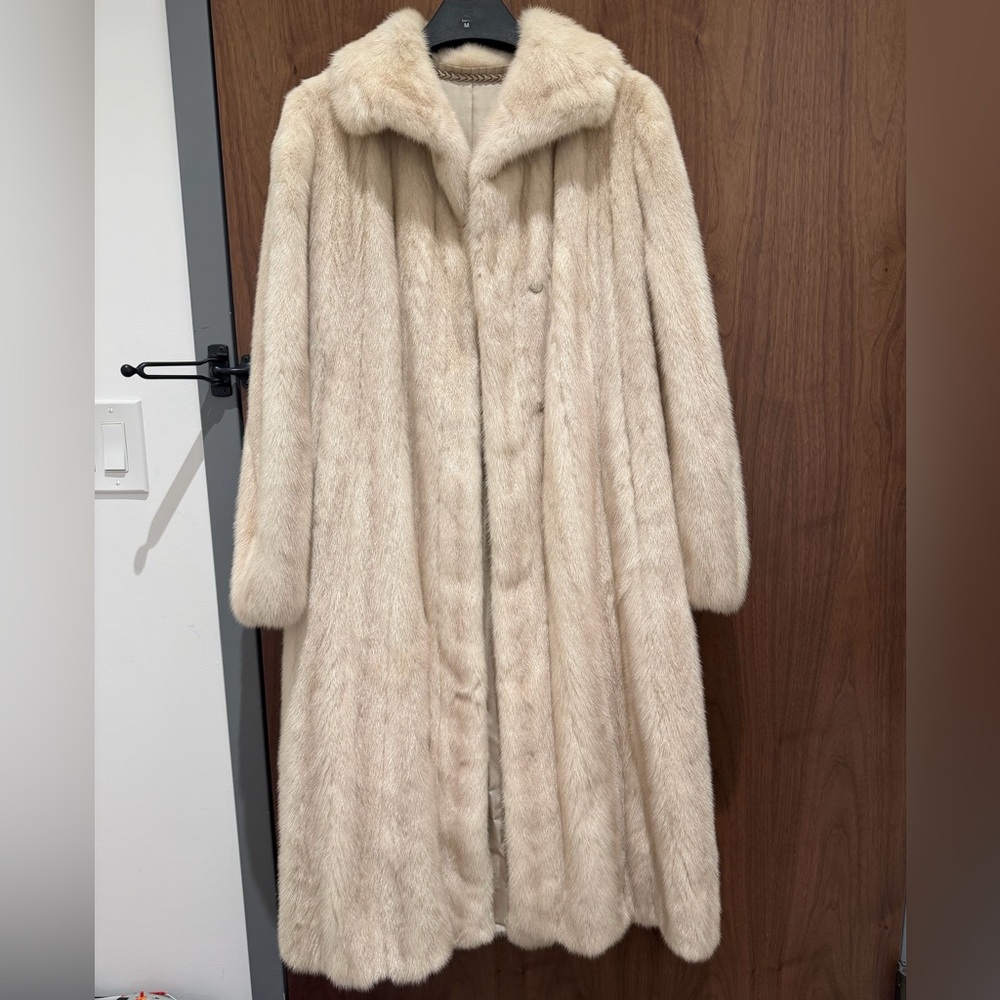 Elegant White Mink Fur Coat